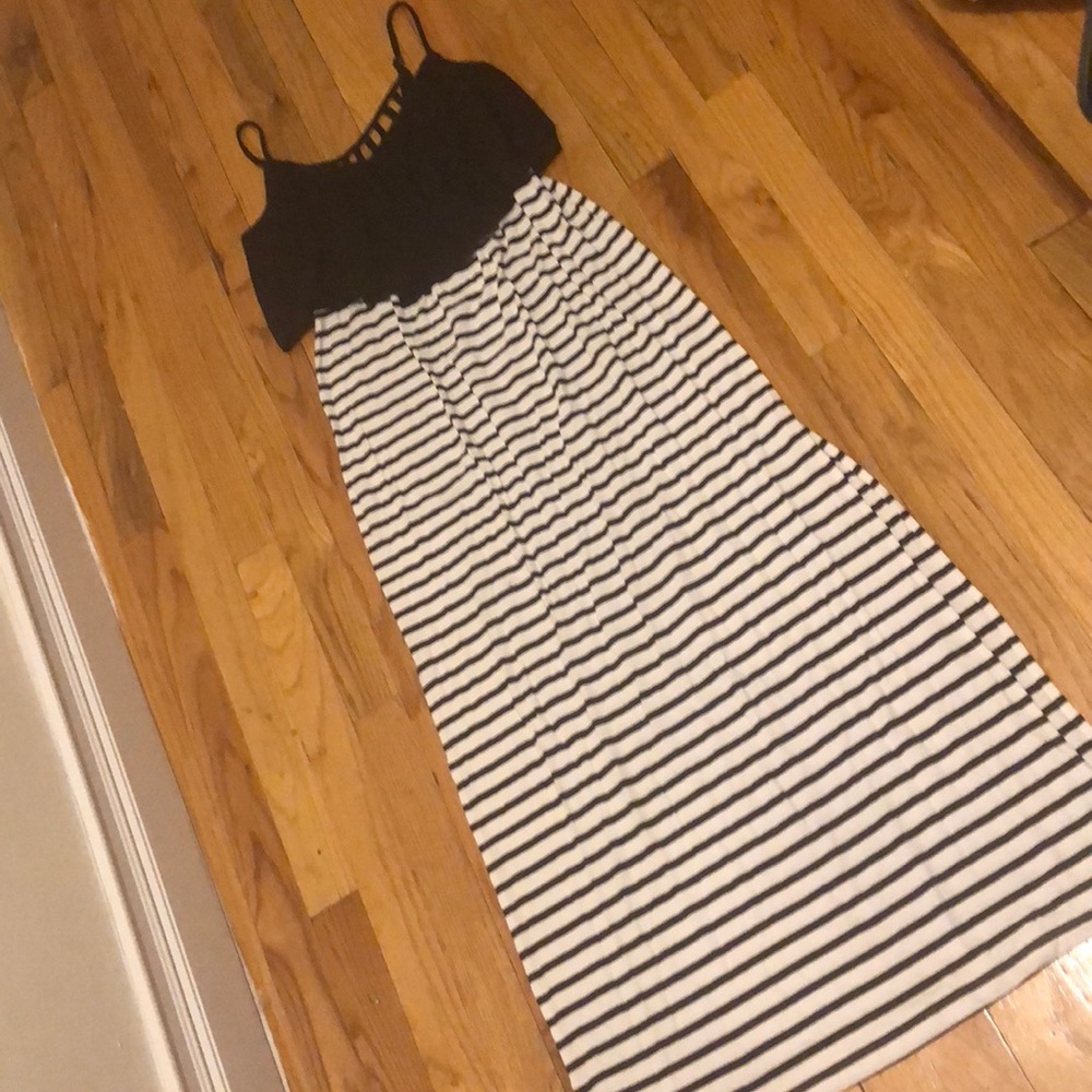 🖤🖤 black and white maxi dress!!